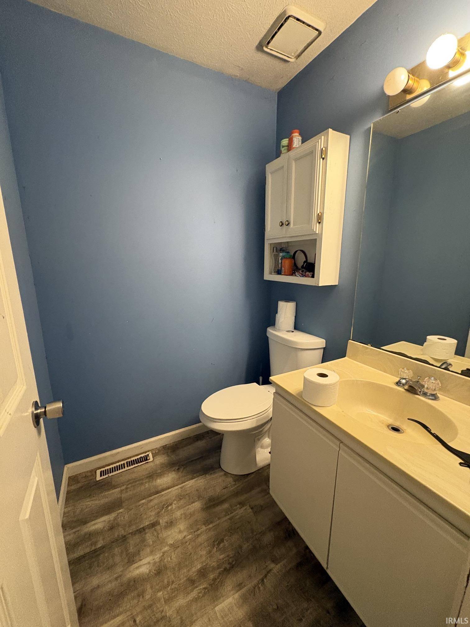 1923 Eagle Point CT, South Bend, IN 46628-4052