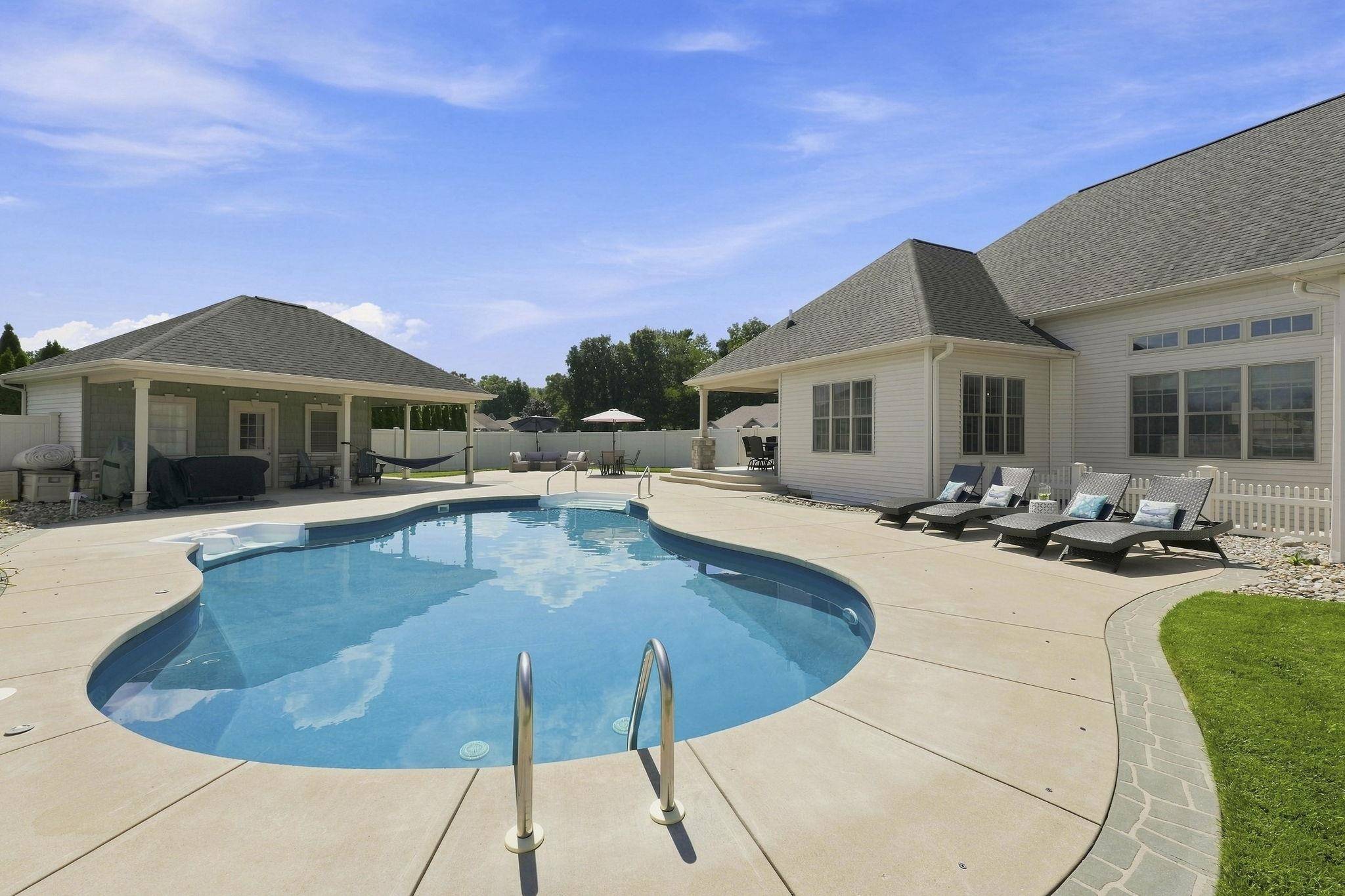 30306 Copperfield LN, Granger, IN 46530