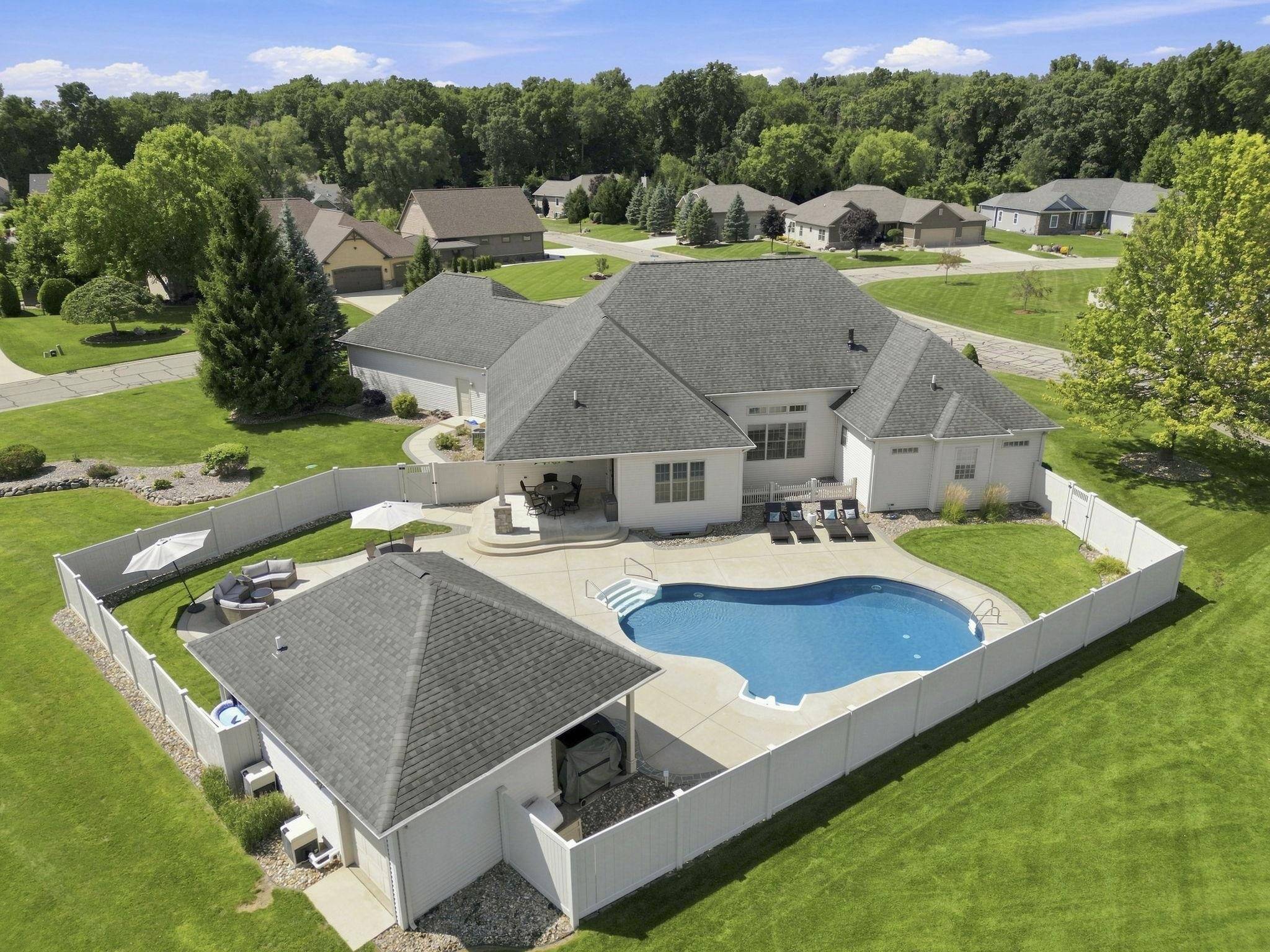 30306 Copperfield LN, Granger, IN 46530