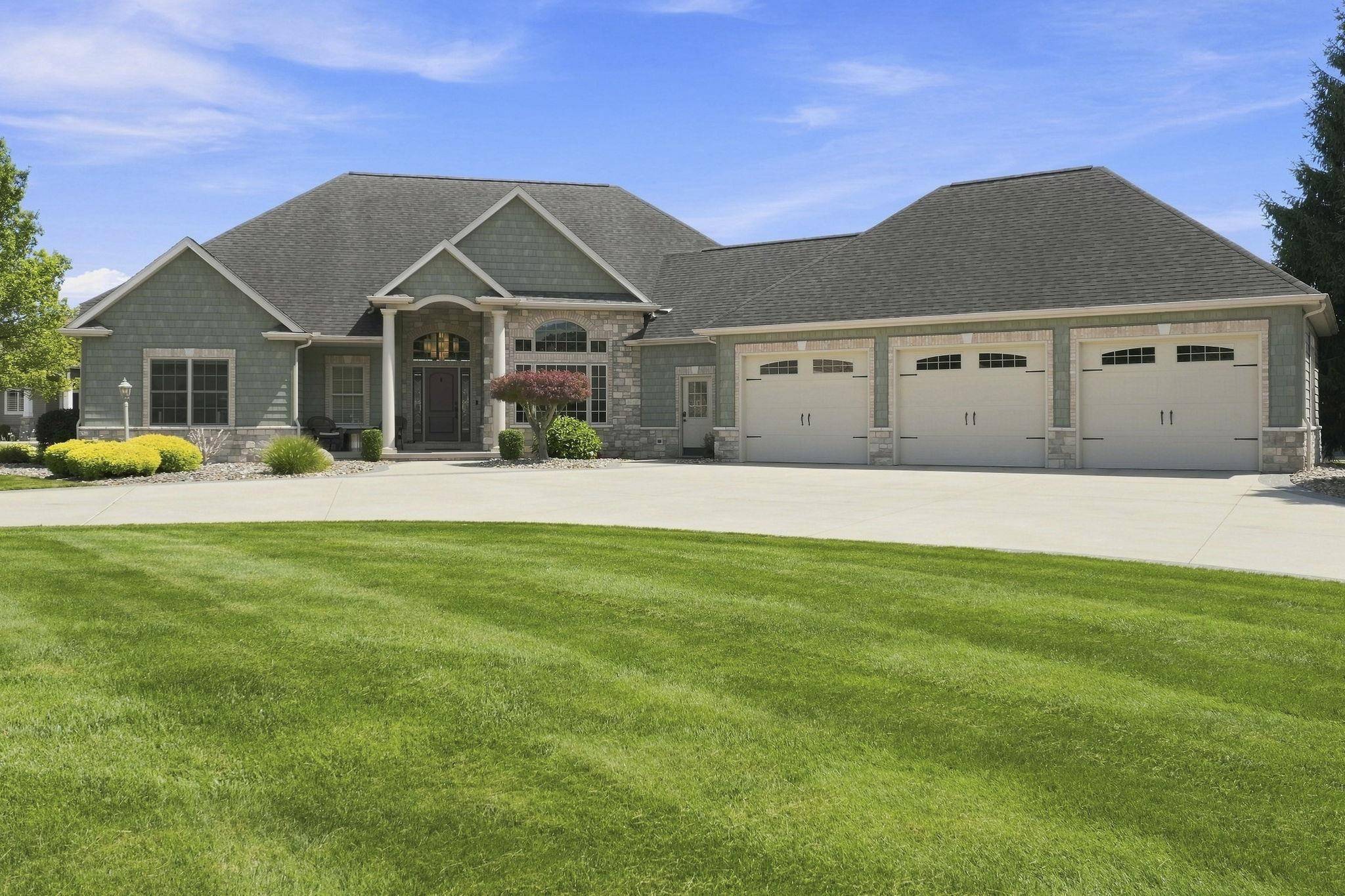 30306 Copperfield LN, Granger, IN 46530