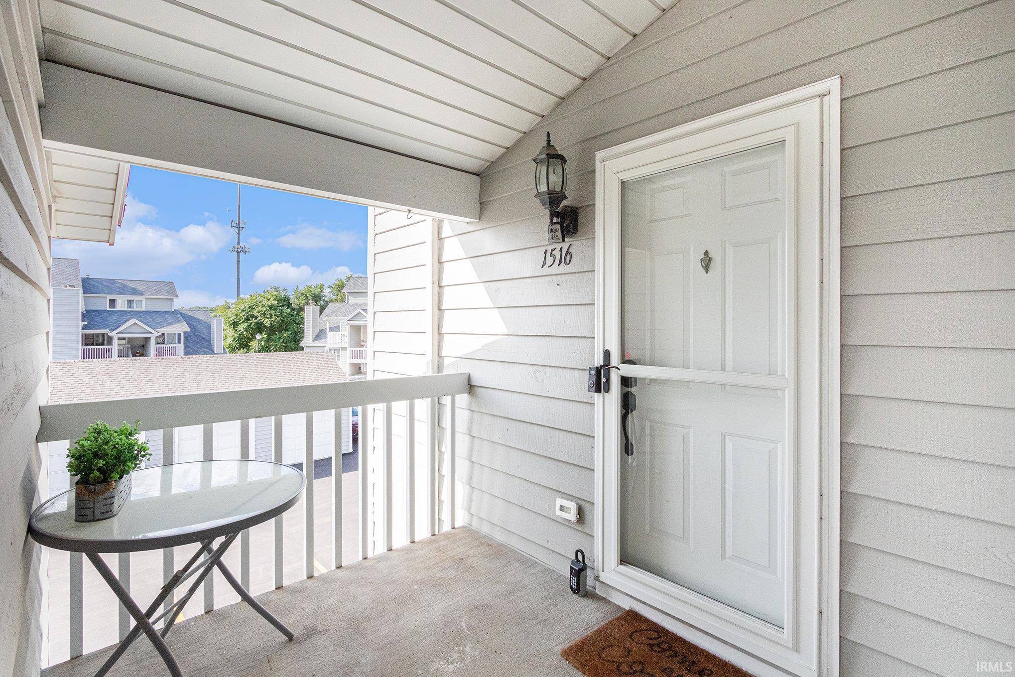 1516 N Oakhill DR, South Bend, IN 46637-5677
