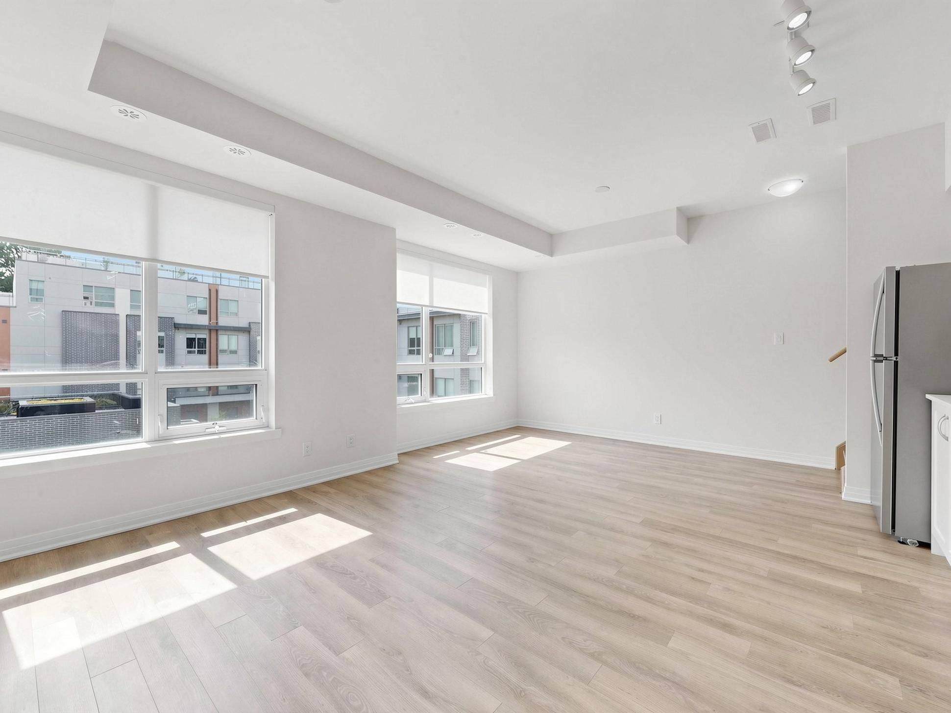 1238 Cawthra RD #4, Mississauga, ON L5G 0B6