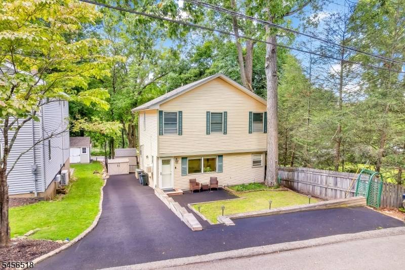 92 New York Ave, Jefferson Twp., NJ 07849