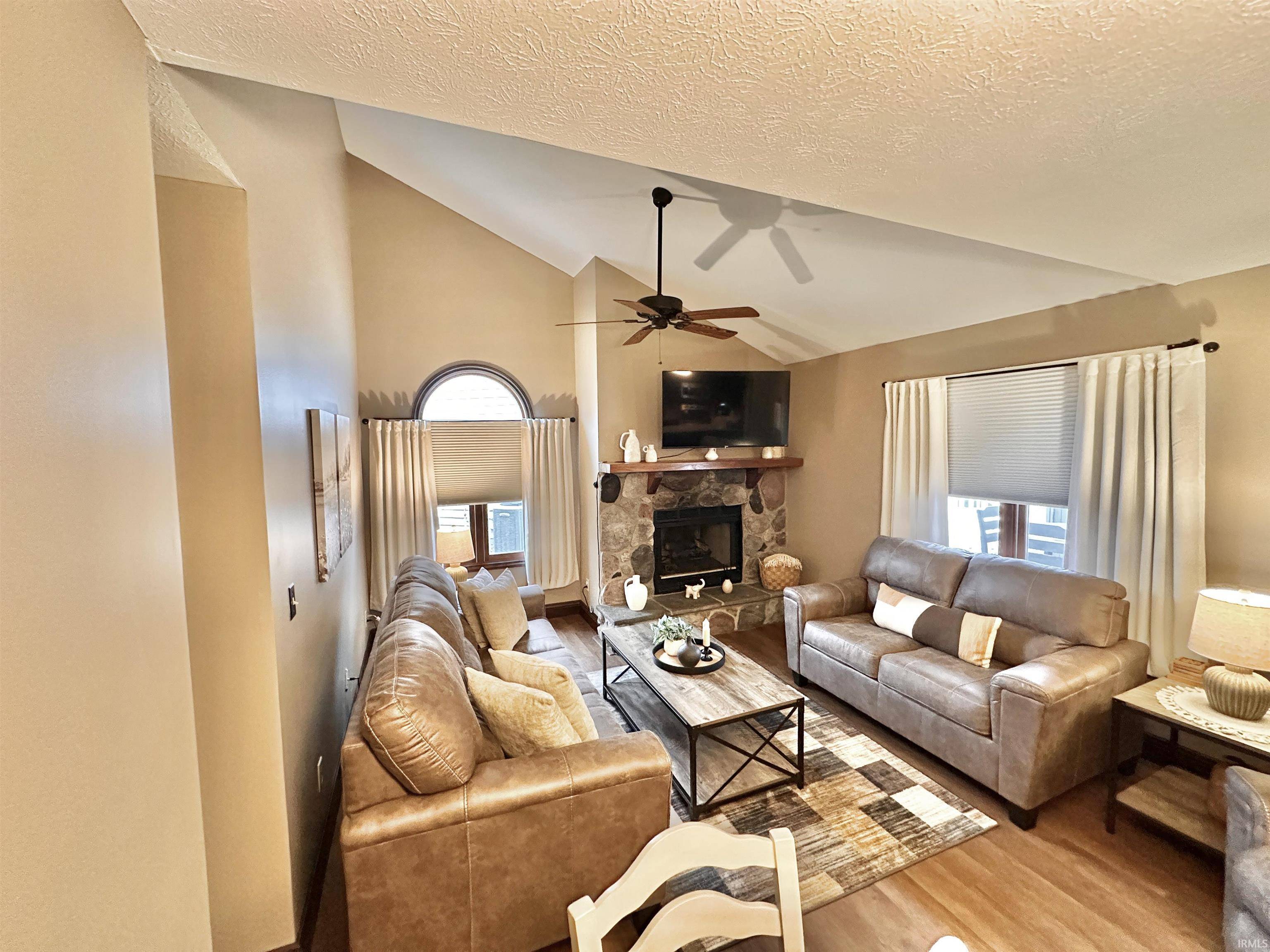 1537 N Oakhill DR, South Bend, IN 46637-5679
