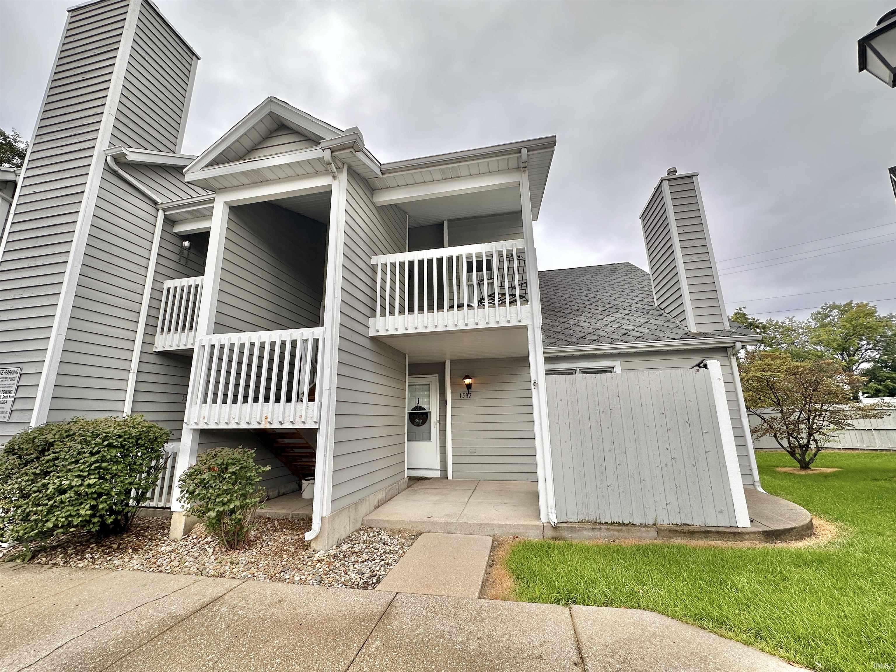 1537 N Oakhill DR, South Bend, IN 46637-5679