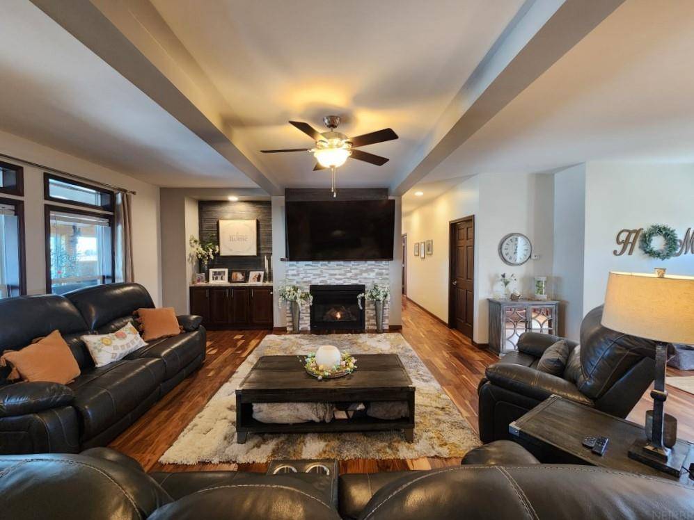 940 250th ST, Sheffield, IA 50475