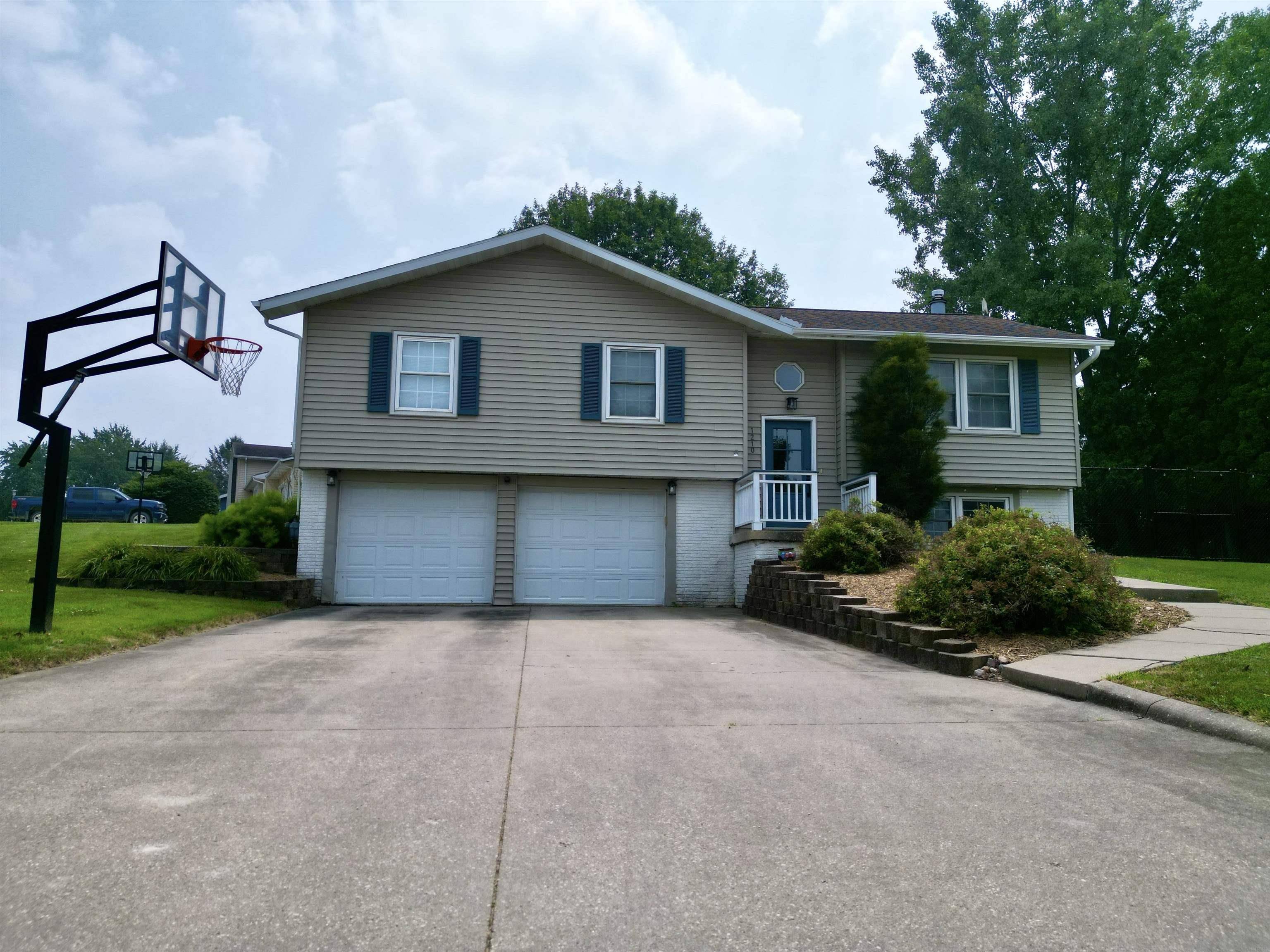 1210 Skyline DR, Decorah, IA 52101