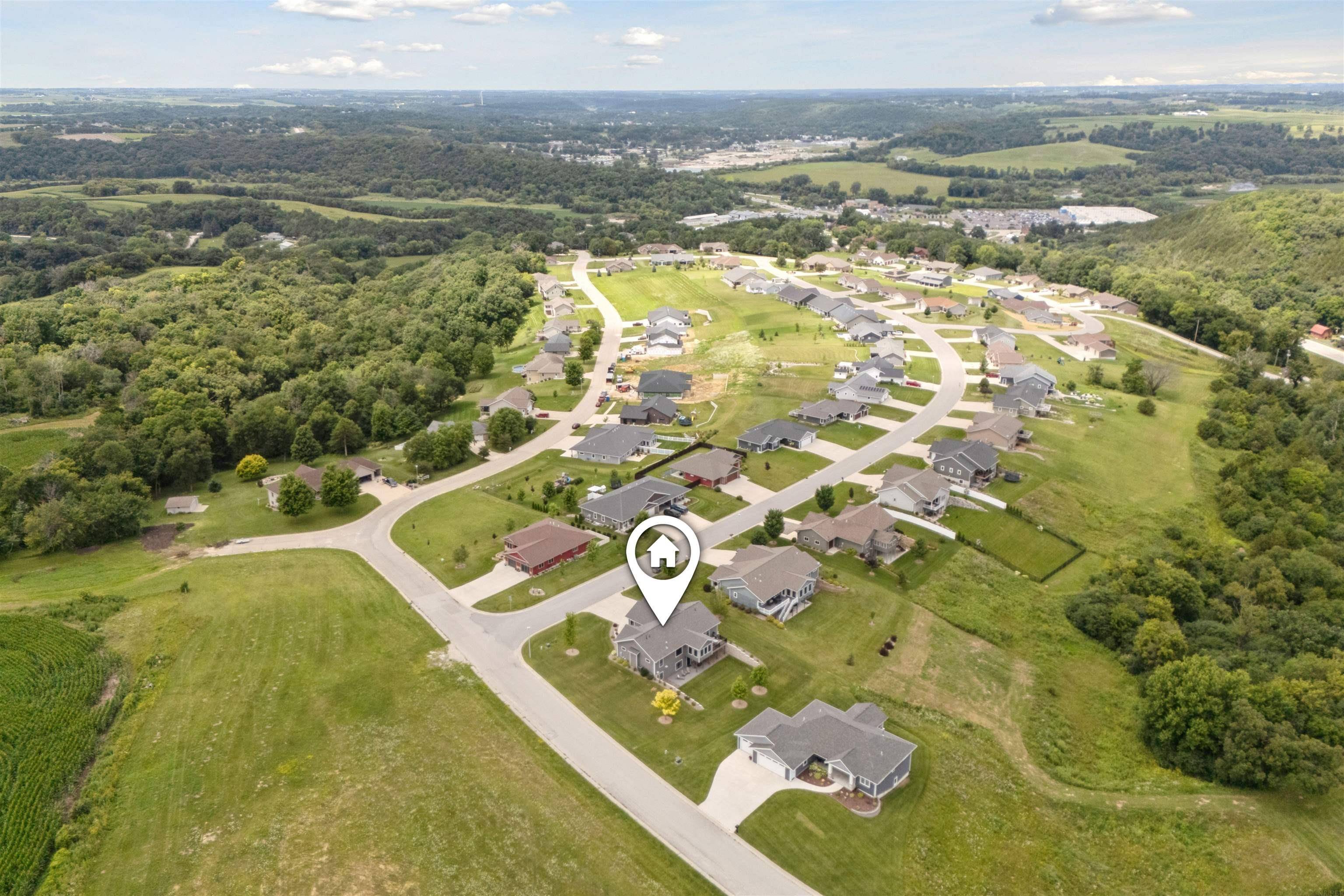 2413 Red Oak RD, Decorah, IA 52101