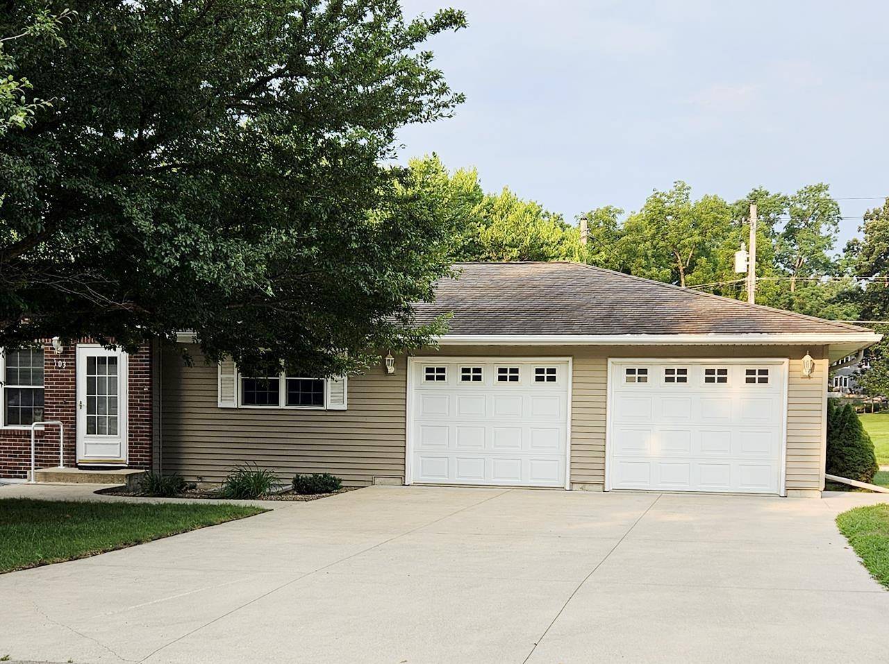 103 Sunset DR, Decorah, IA 52101