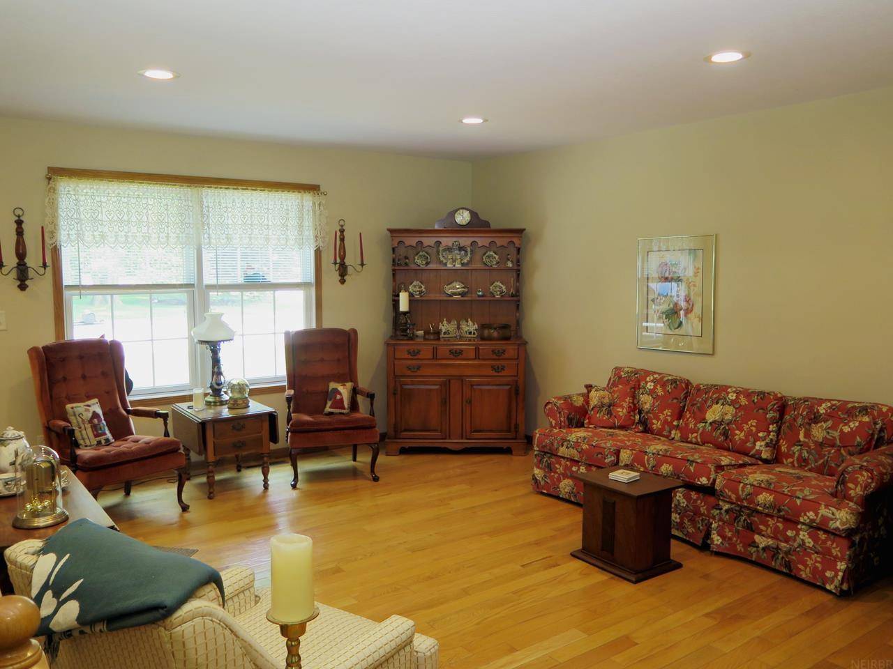 103 Sunset DR, Decorah, IA 52101