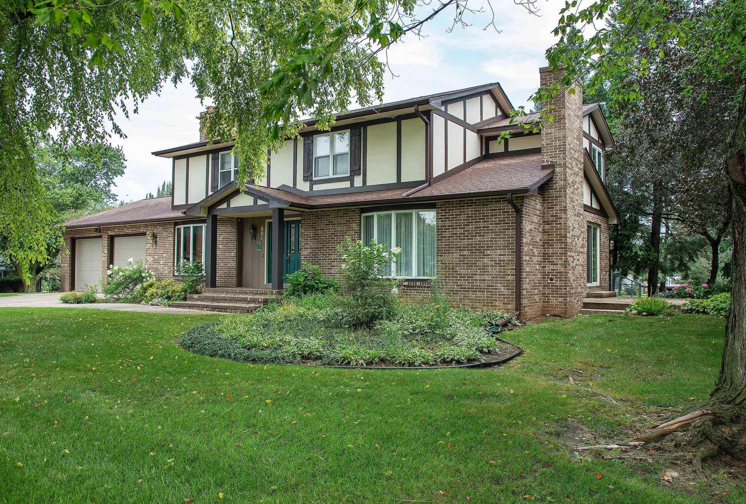 601 Brown LN, Waverly, IA 50677