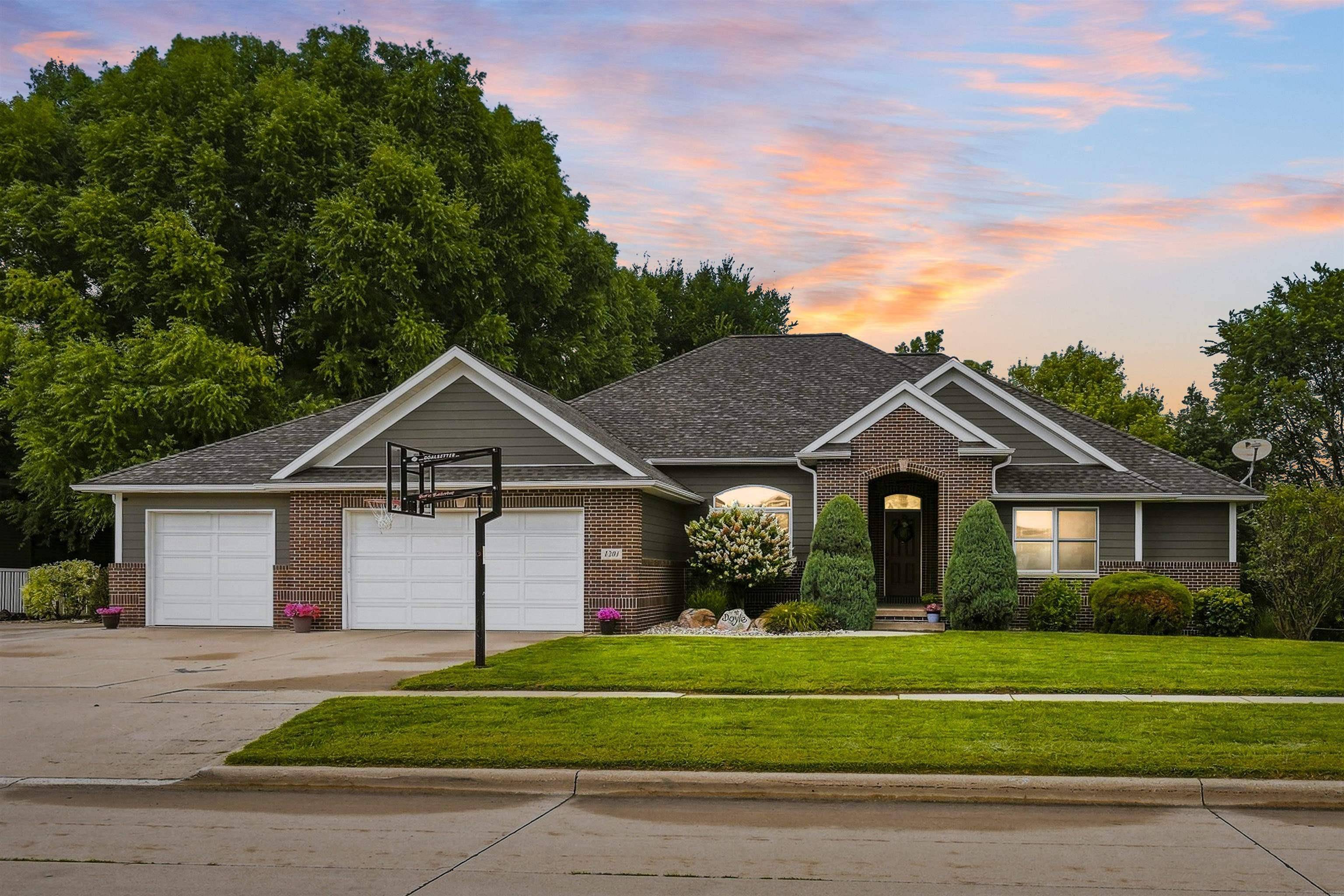 1201 2nd Ave NE, Waverly, IA 50677