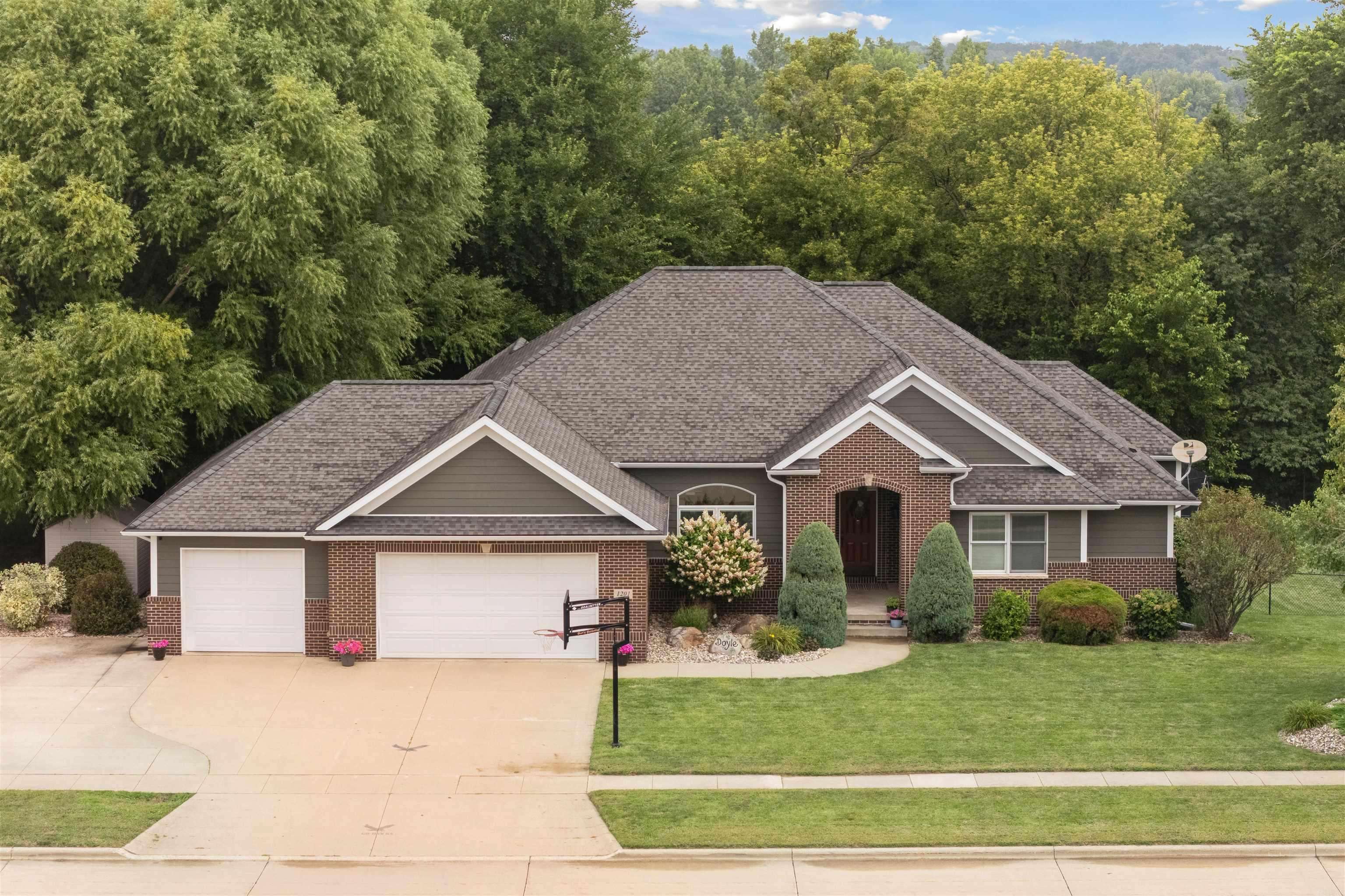 1201 2nd Ave NE, Waverly, IA 50677