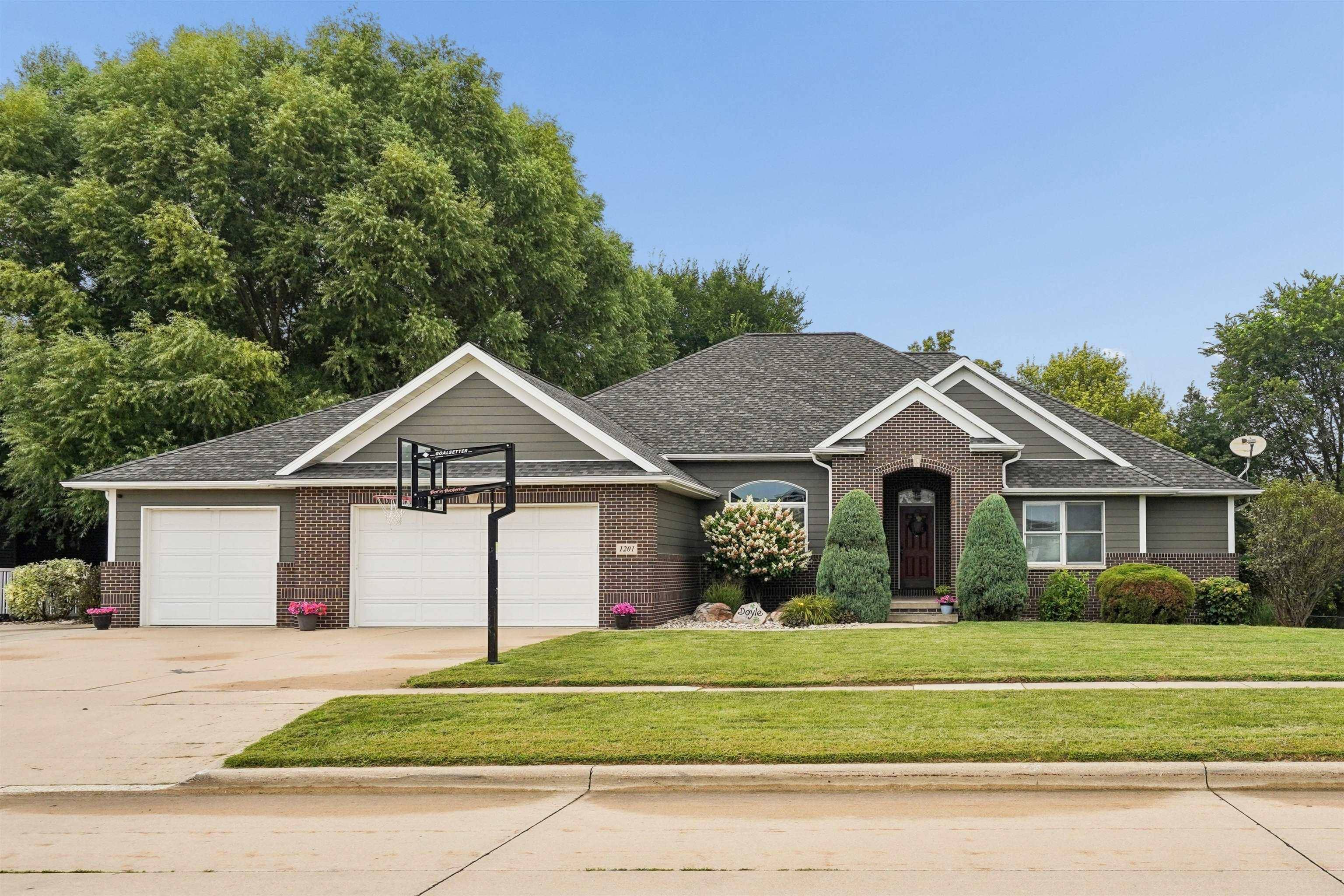 1201 2nd Ave NE, Waverly, IA 50677