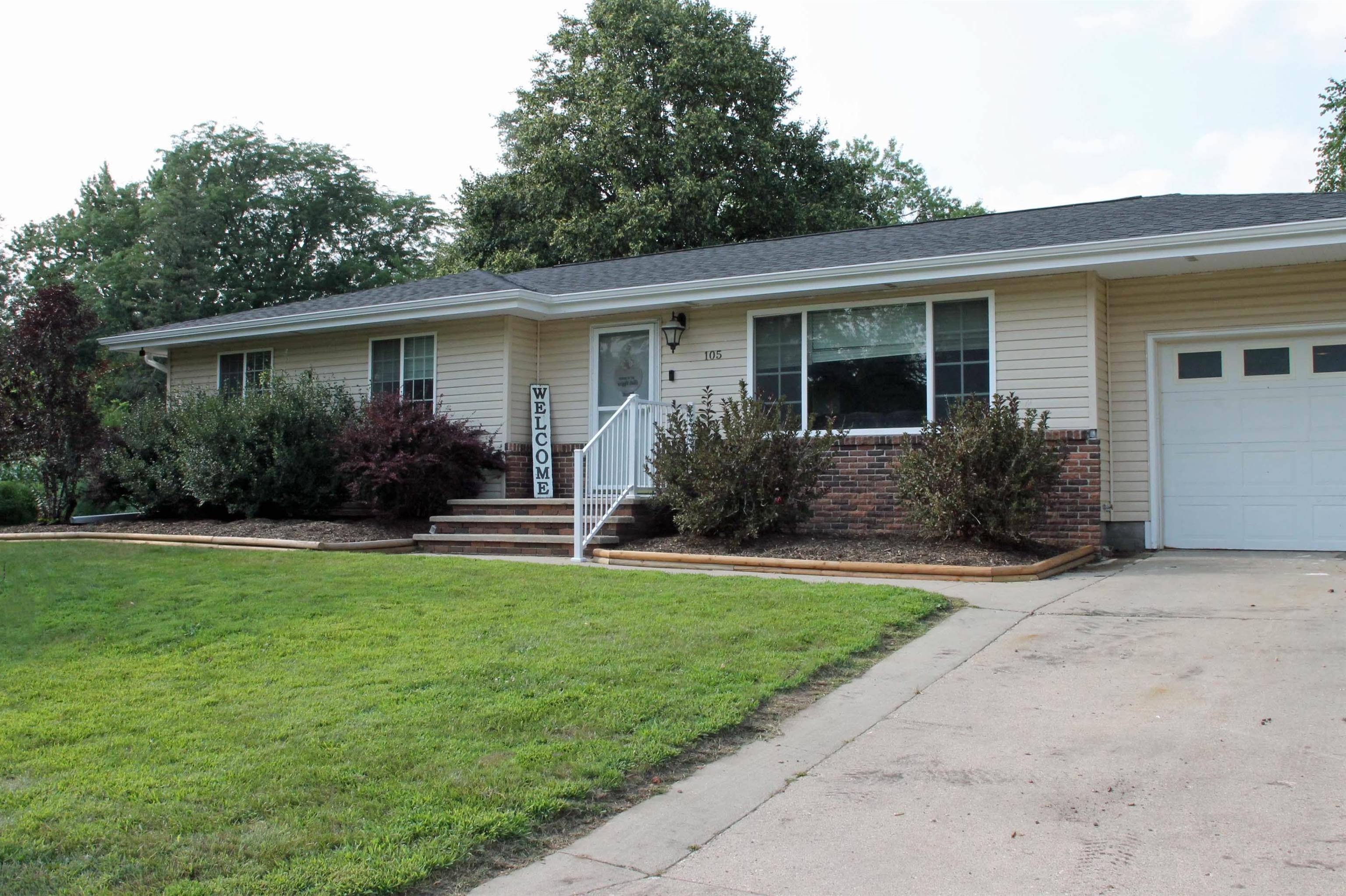 105 8th Pkwy, Waverly, IA 50677