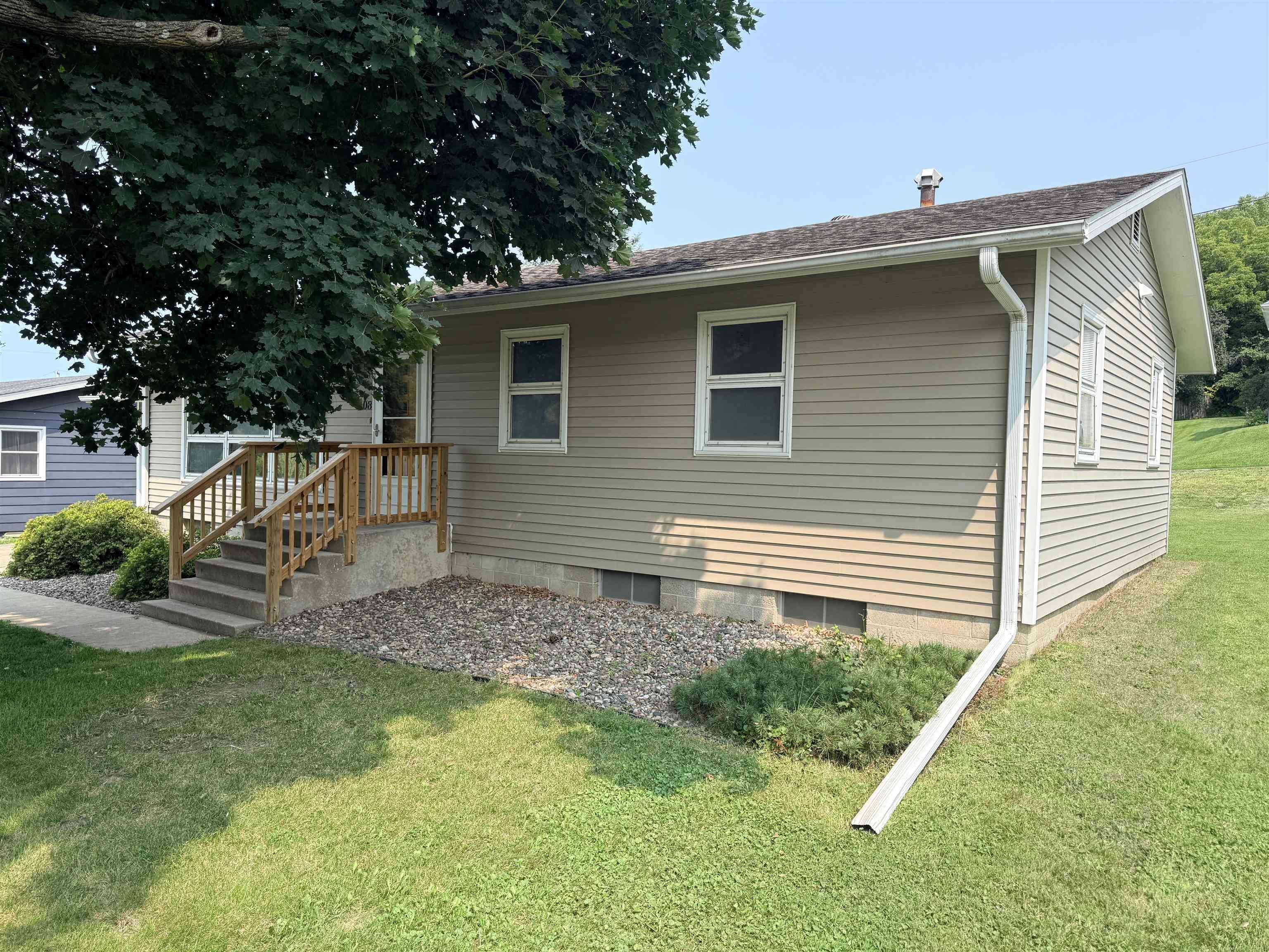 1108 S Mill ST, Decorah, IA 52101