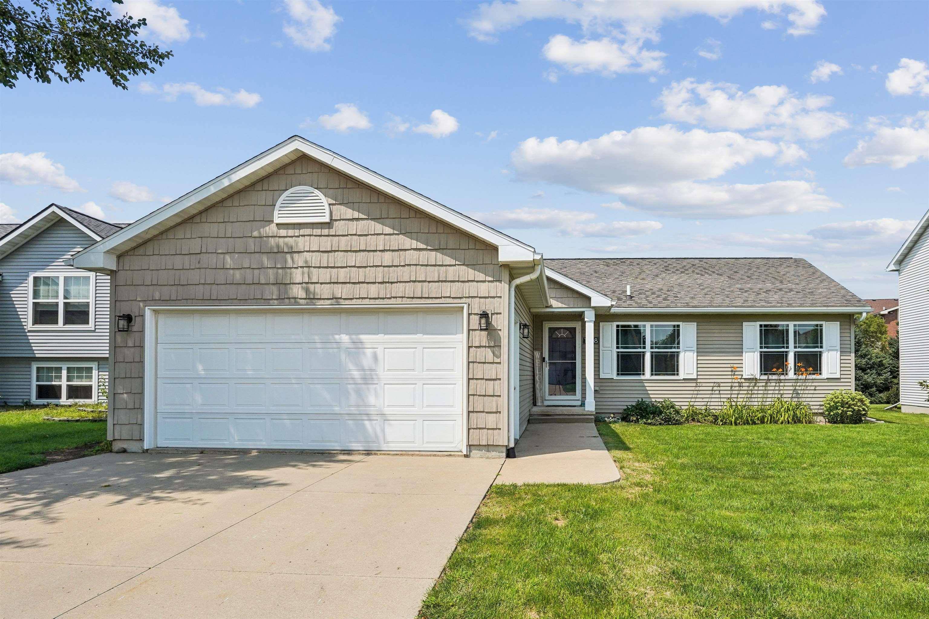 1408 Meadowview LN, Waverly, IA 50677