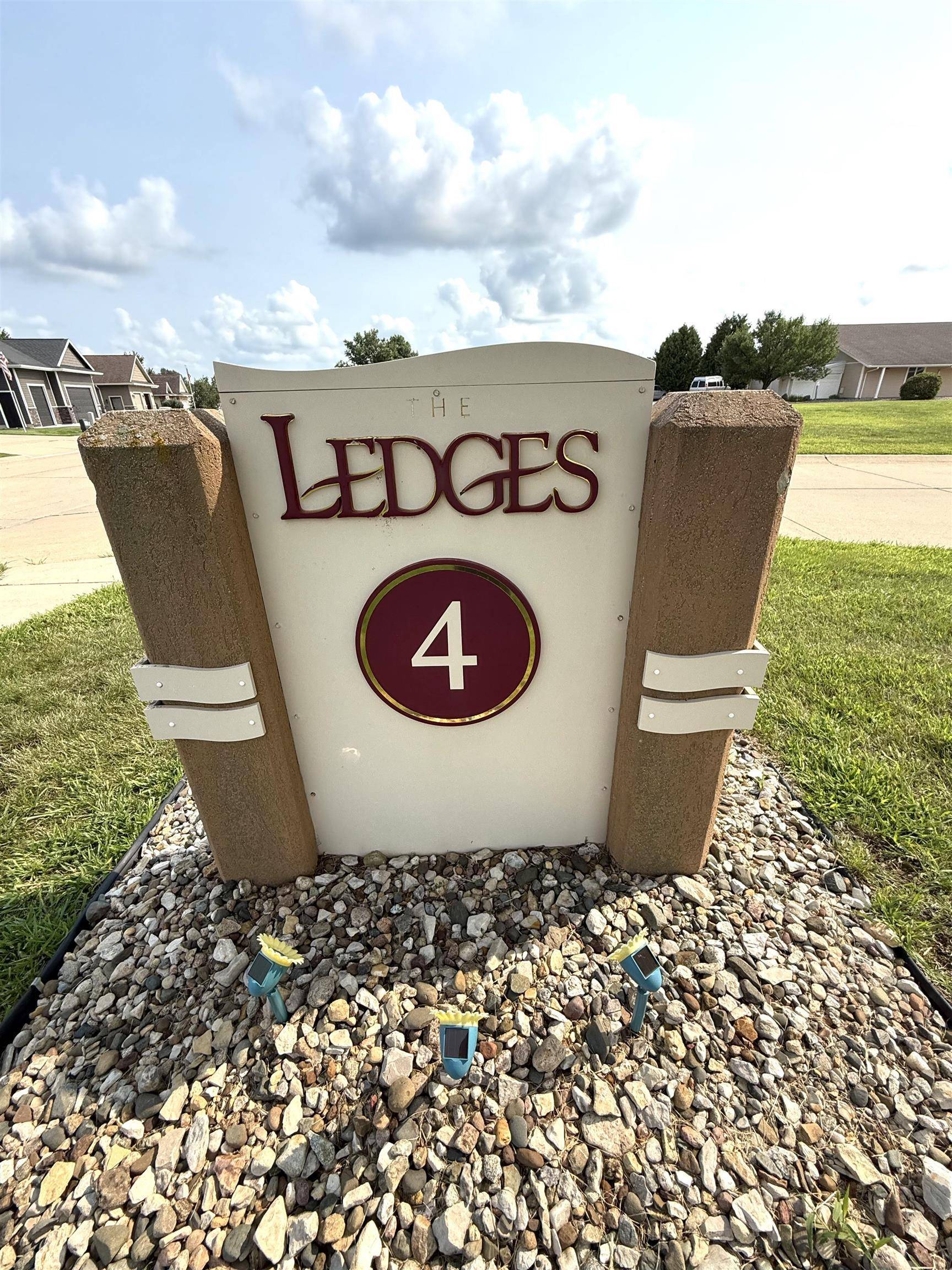 1412 Stone LN #407, Waverly, IA 50677