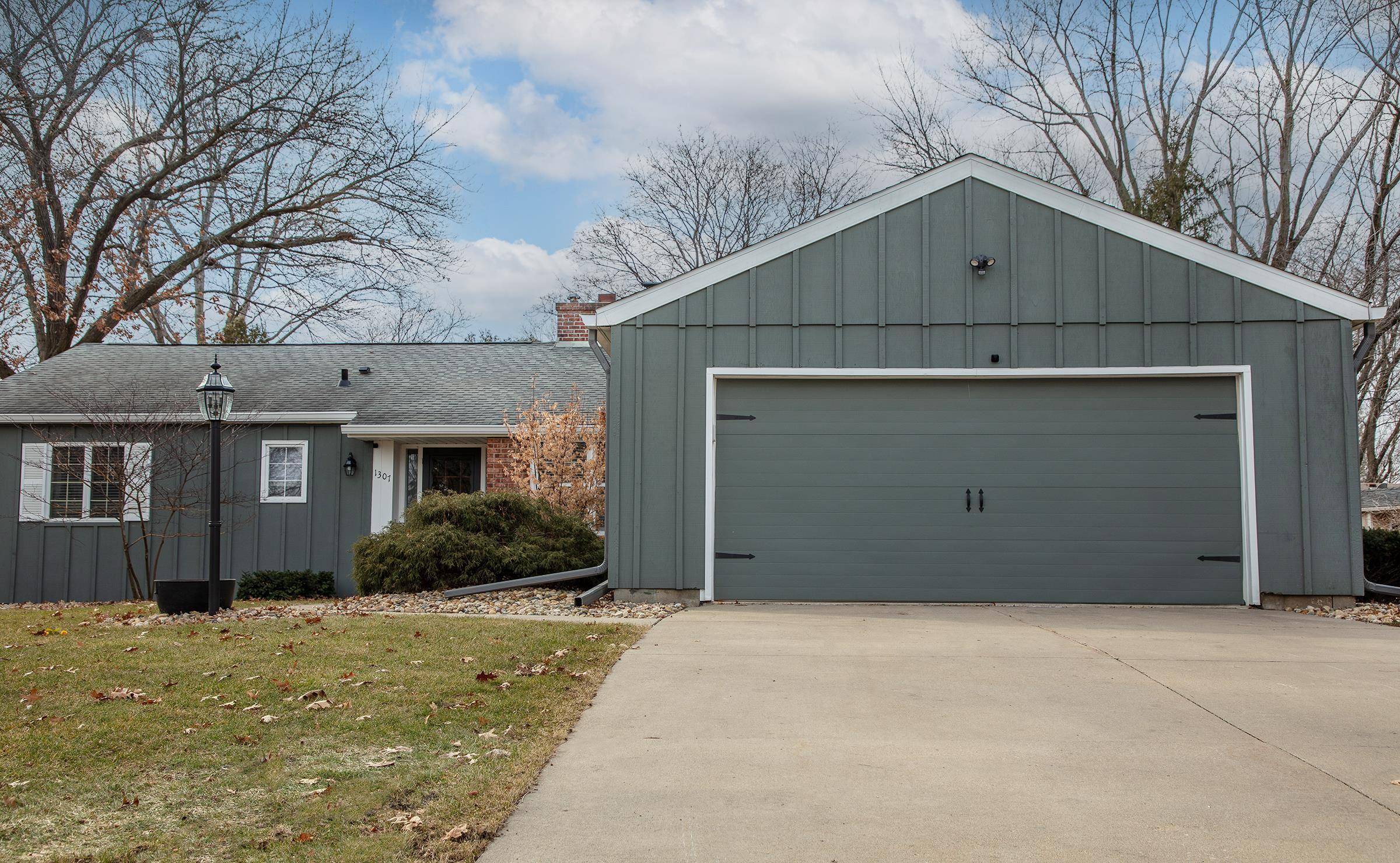 1307 Cedar River DR, Waverly, IA 50677