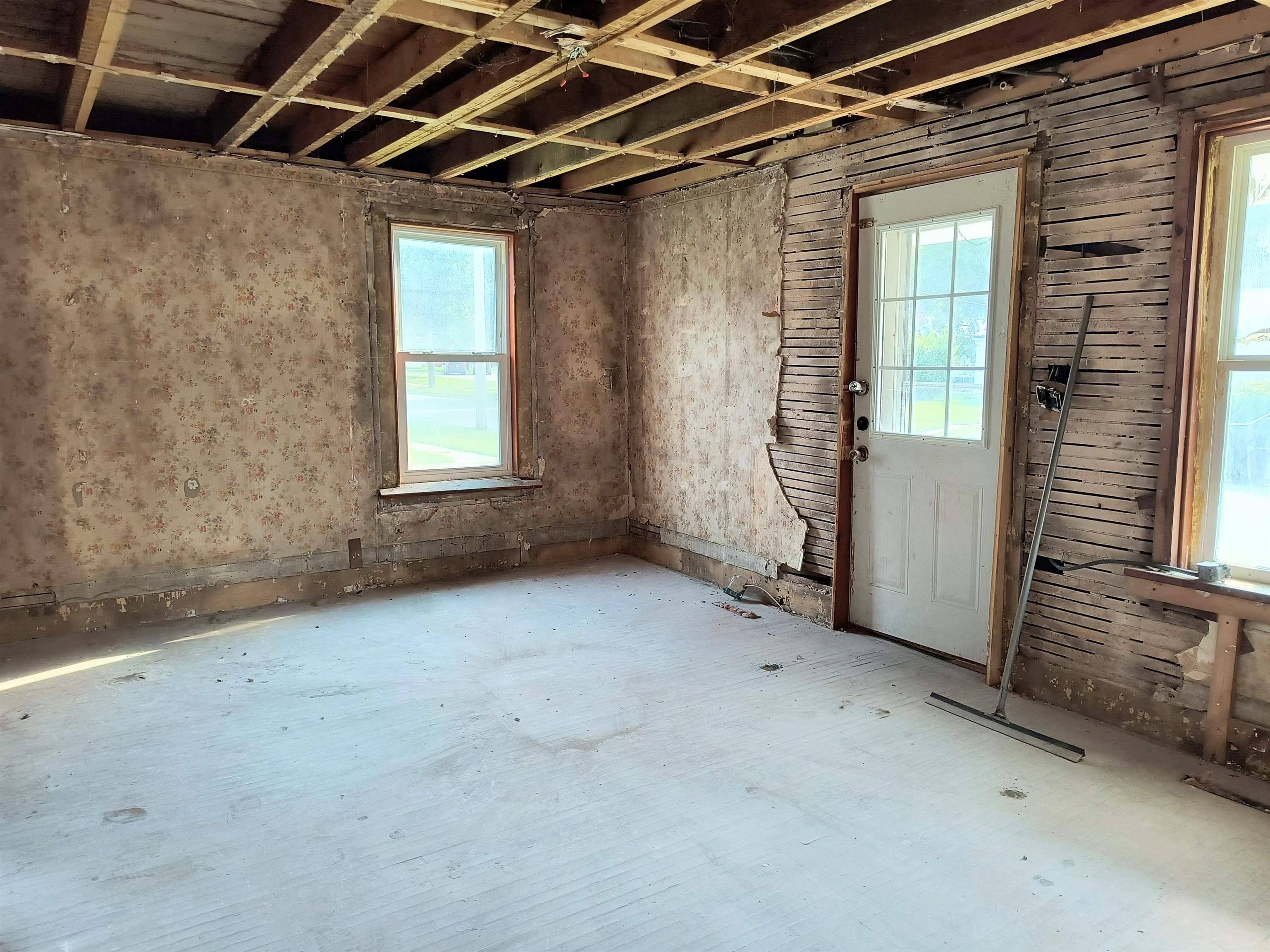 808 S Mill ST, Decorah, IA 52101