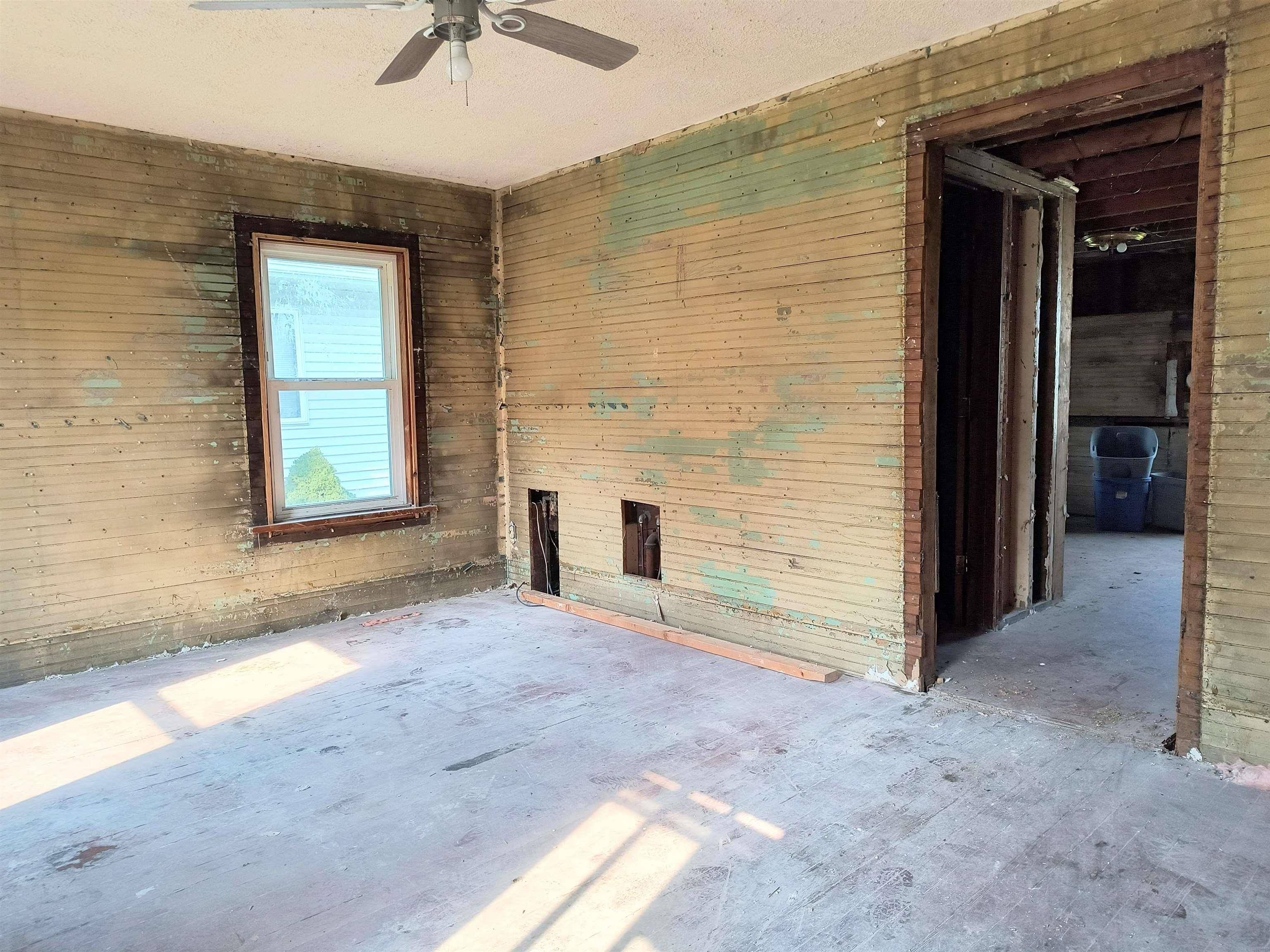 808 S Mill ST, Decorah, IA 52101