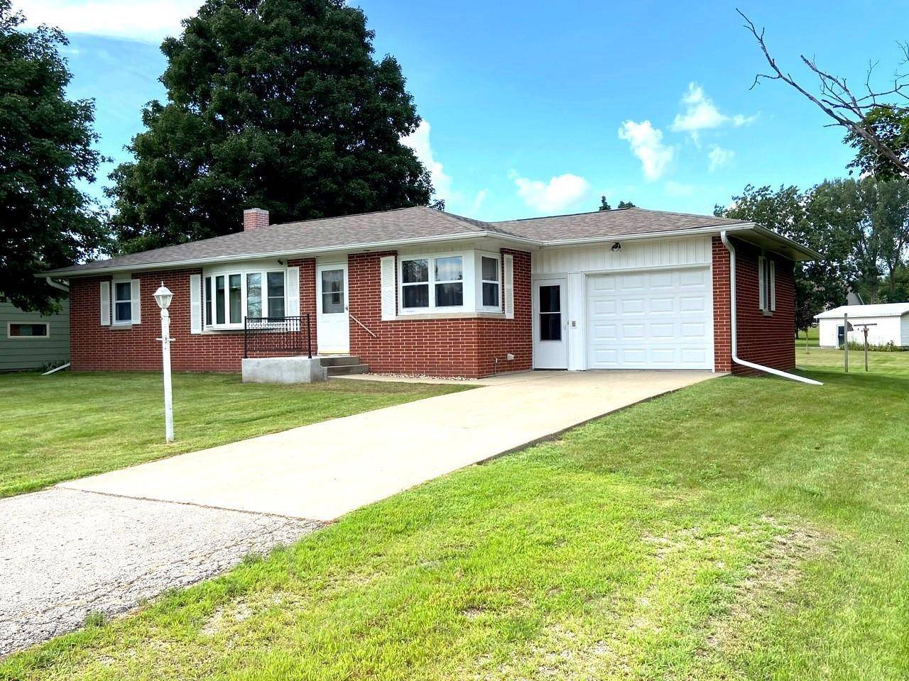 3035 Clark ST, Charles City, IA 50616