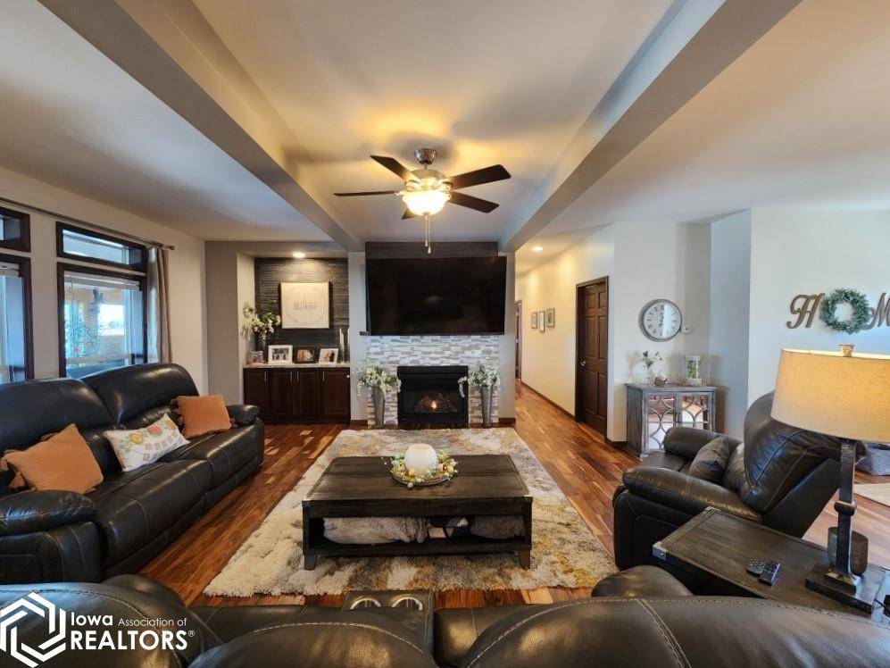 940 250th ST, Sheffield, IA 50475