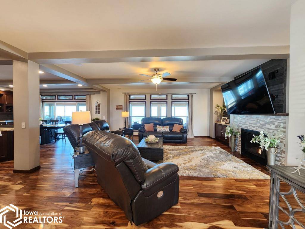 940 250th ST, Sheffield, IA 50475