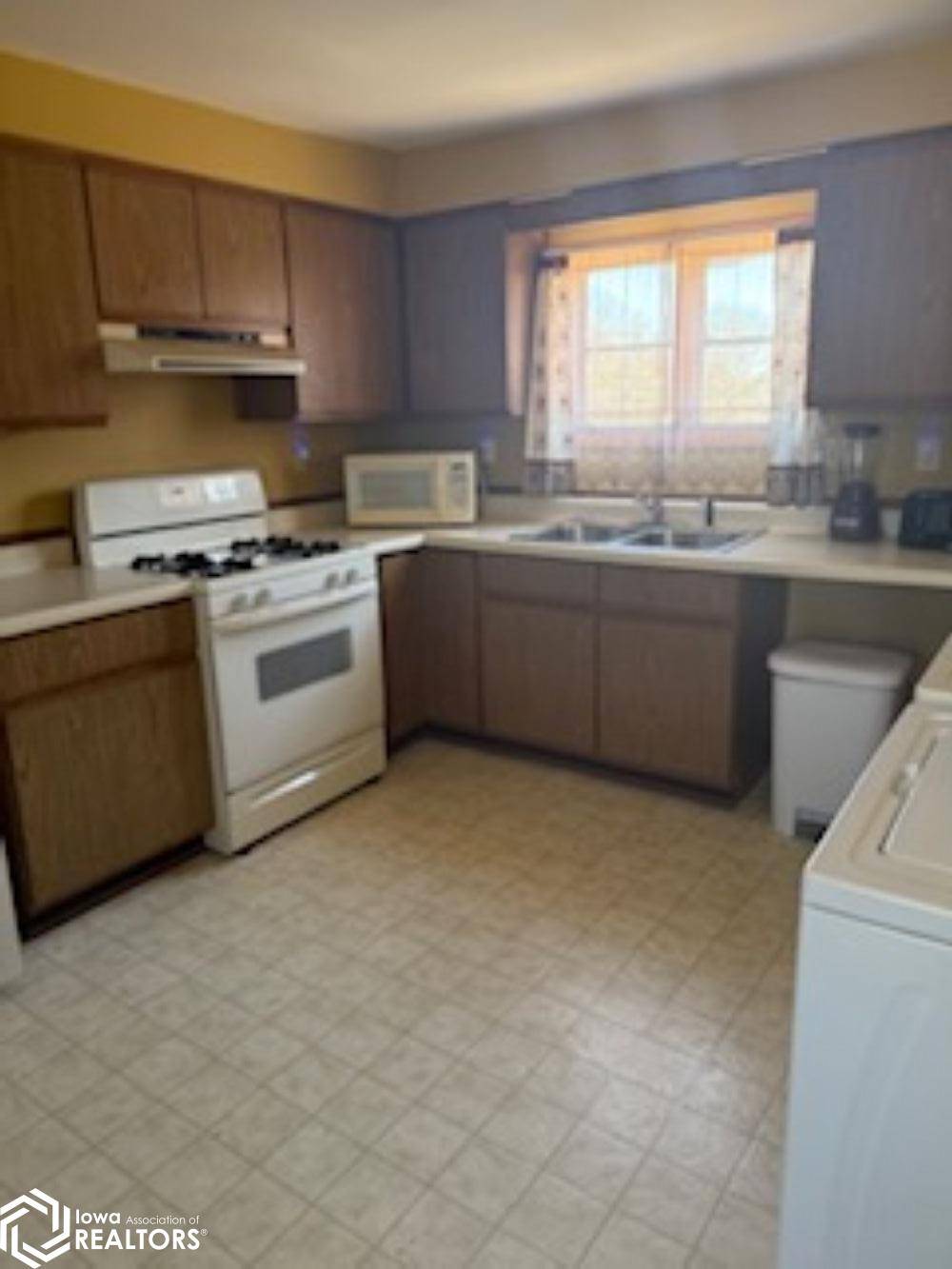 501 SHOQUOQUON DR, Burlington, IA 52601