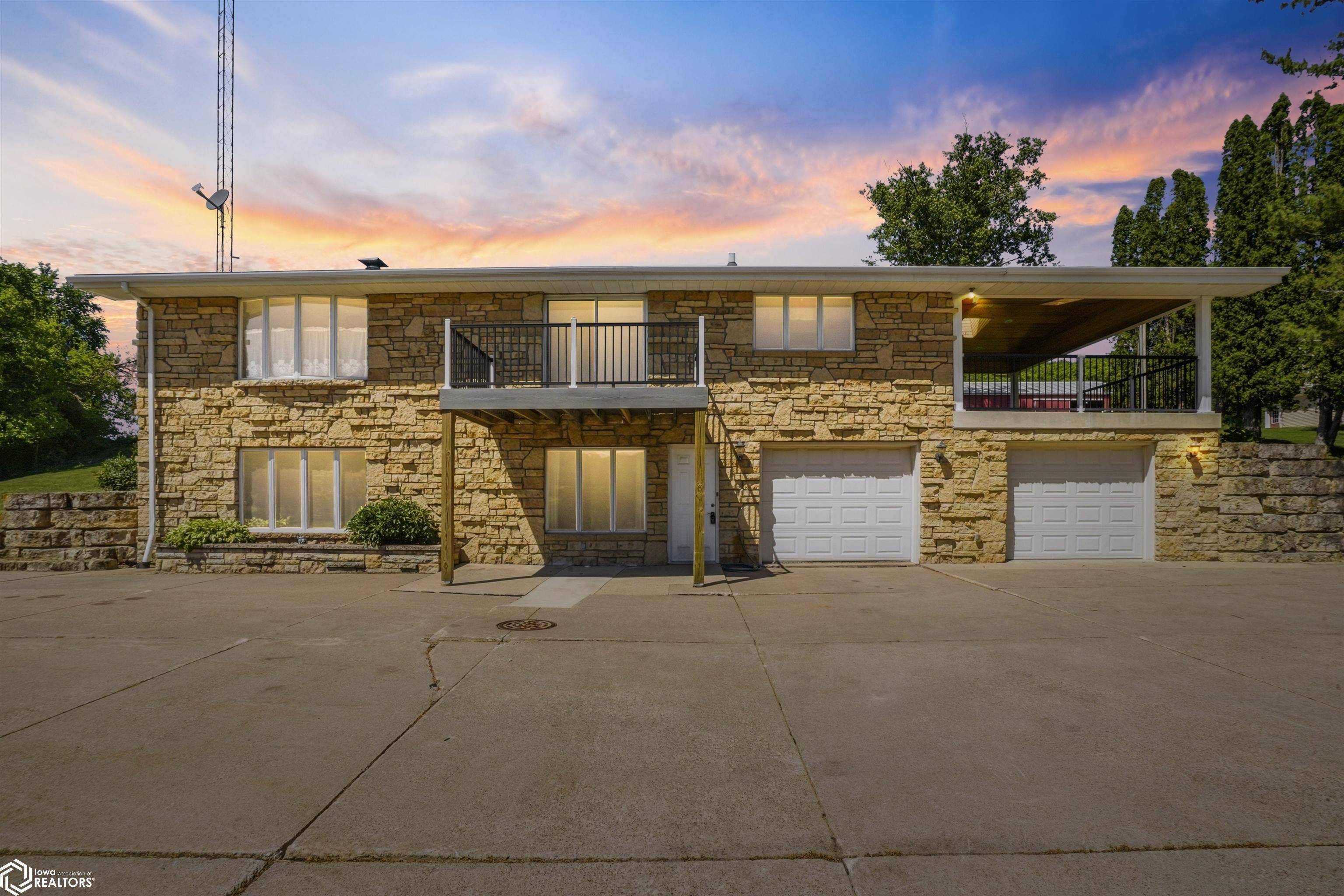 8311 Hidden Valley RD, Dubuque, IA 52003