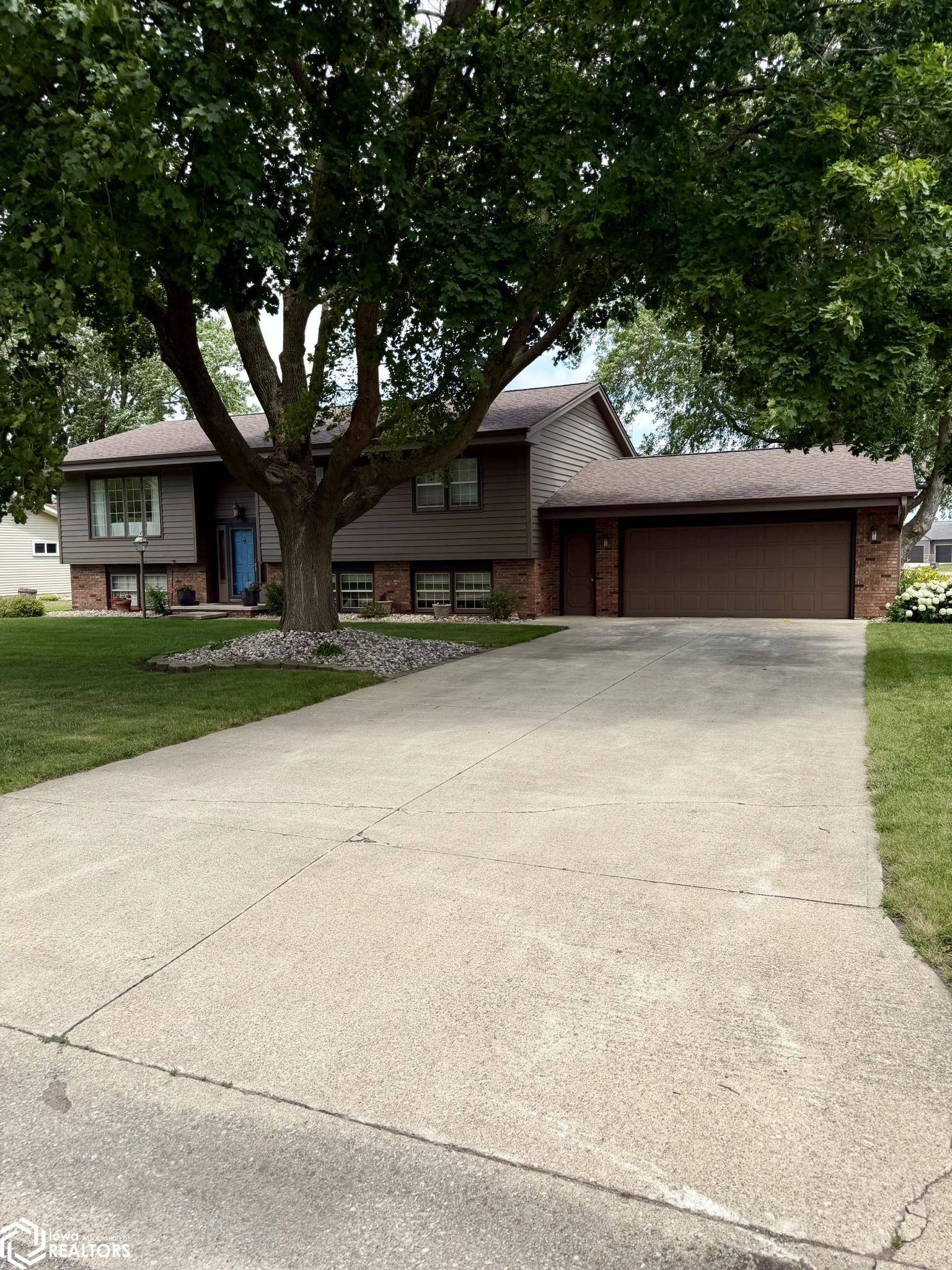 403 11Th ST, Clarion, IA 50525