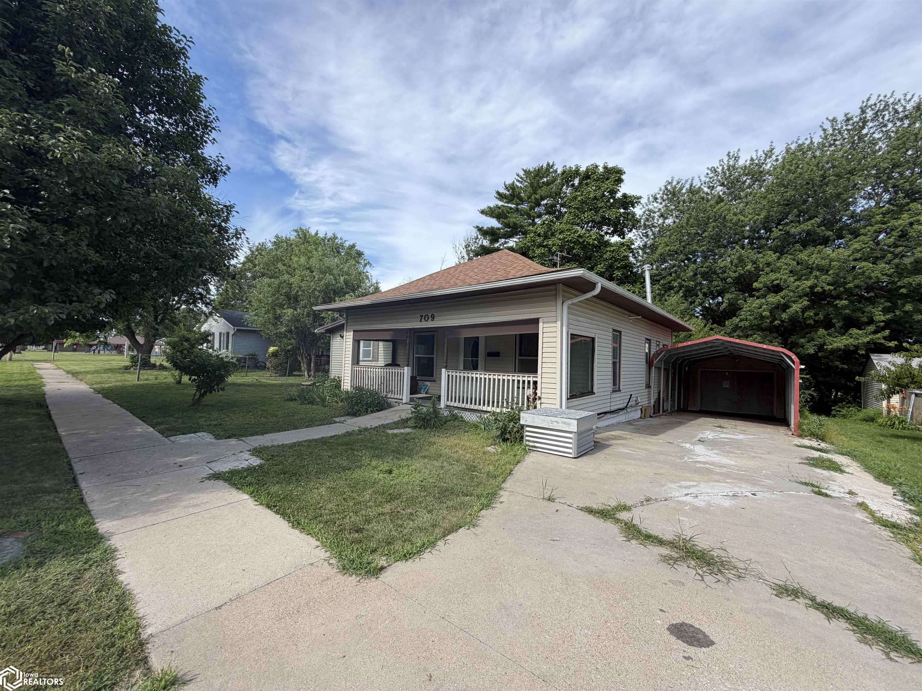 709 N 12th ST, Chariton, IA 50049