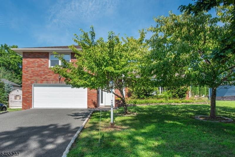 44 Daniels Dr, Clifton City, NJ 07013