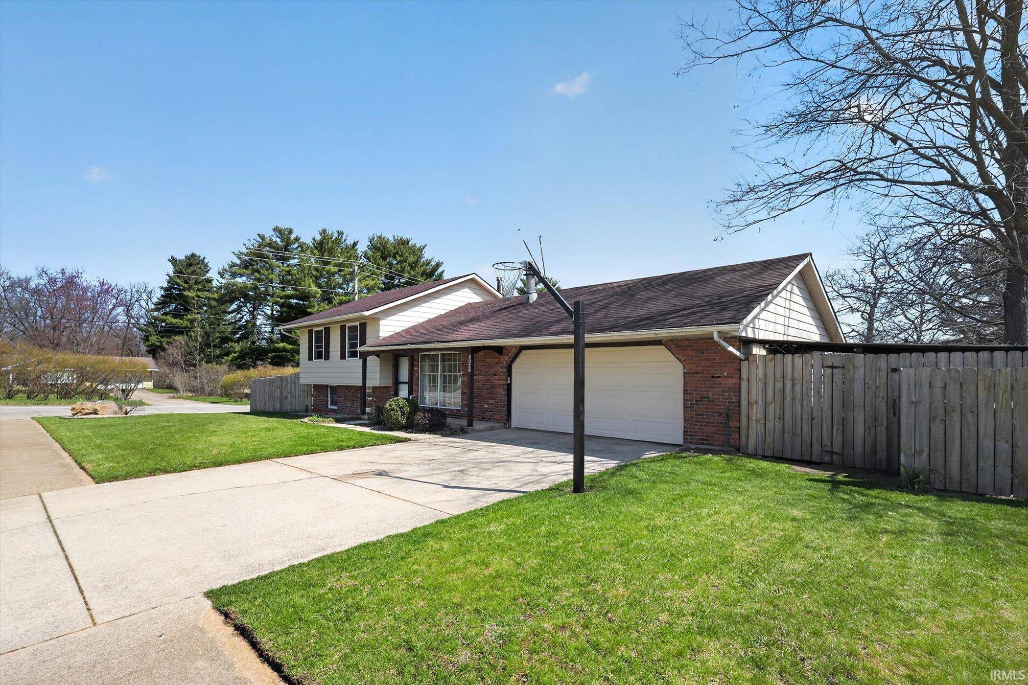 4024 Glenview DR, South Bend, IN 46628-3864