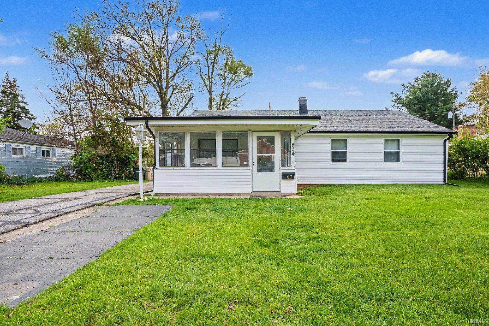 834 Woodcliff DR, South Bend, IN 46615