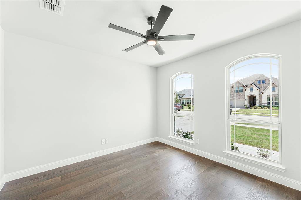 158 Creekside Drive, Sanger, TX 76266