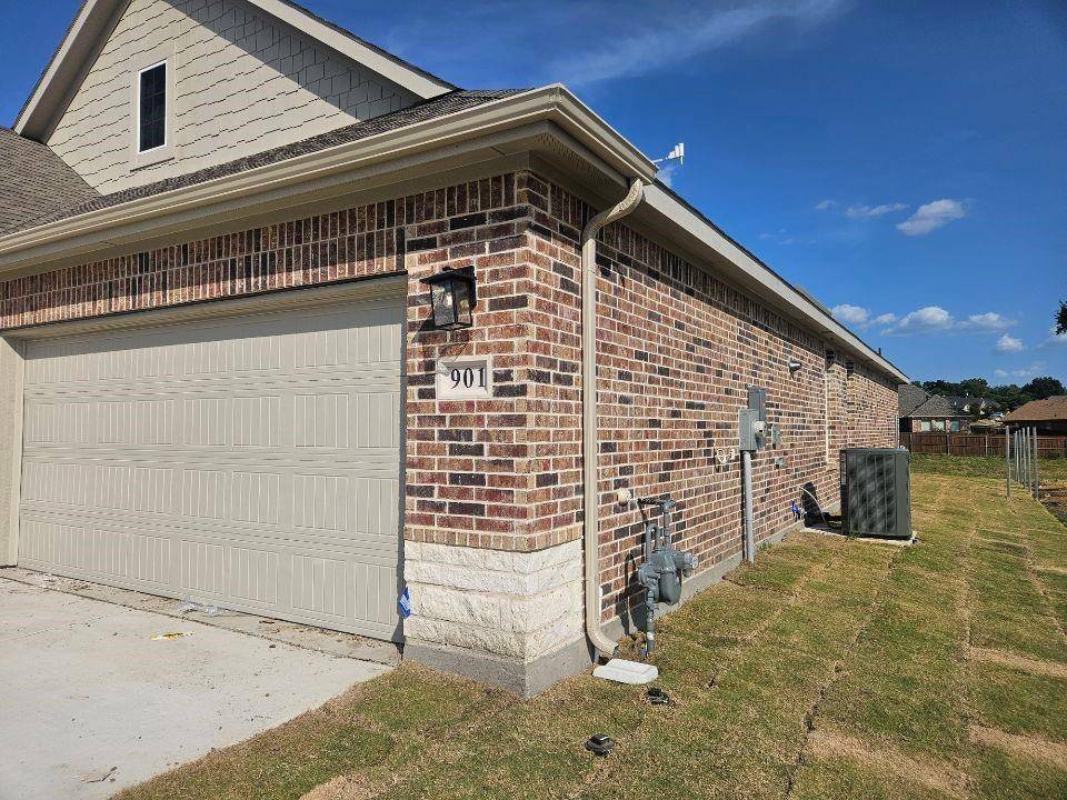 901 Silverleaf Drive, Ennis, TX 75119