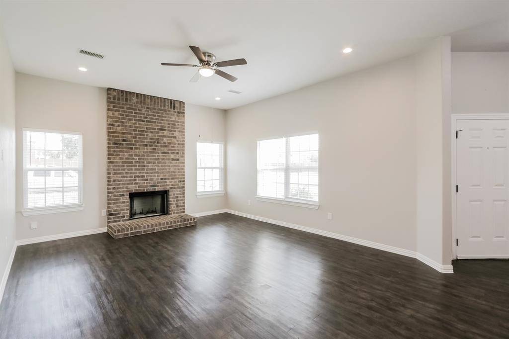 1633 Mockingbird Lane, Desoto, TX 75115