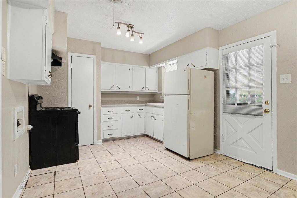 8821 Rustown Drive, Dallas, TX 75228