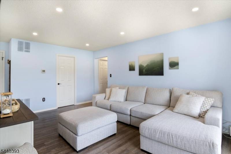 637 Magnolia Ln, Branchburg Twp., NJ 08876