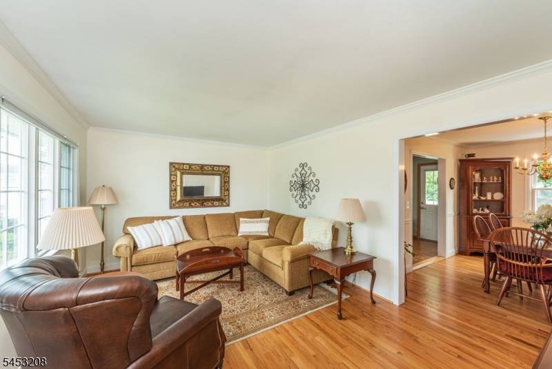 11 Susan Ct, Clifton City, NJ 07012