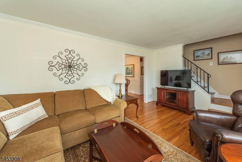 11 Susan Ct, Clifton City, NJ 07012
