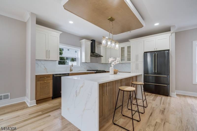 55 Long Hill Dr, Clifton City, NJ 07013