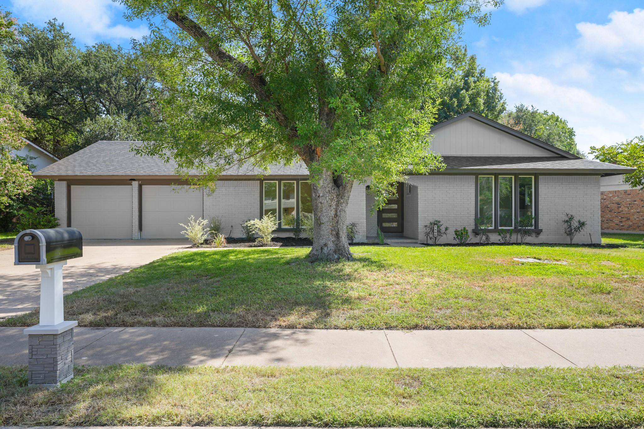 1400 S Meadows DR, Austin, TX 78758