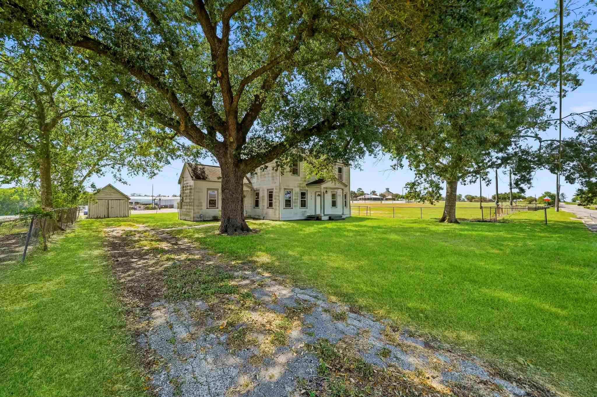 127 N Amthor ST, Bellville, TX 77418
