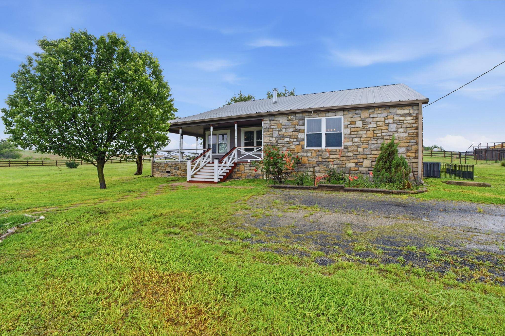 1000 County Road 458, Coupland, TX 78615