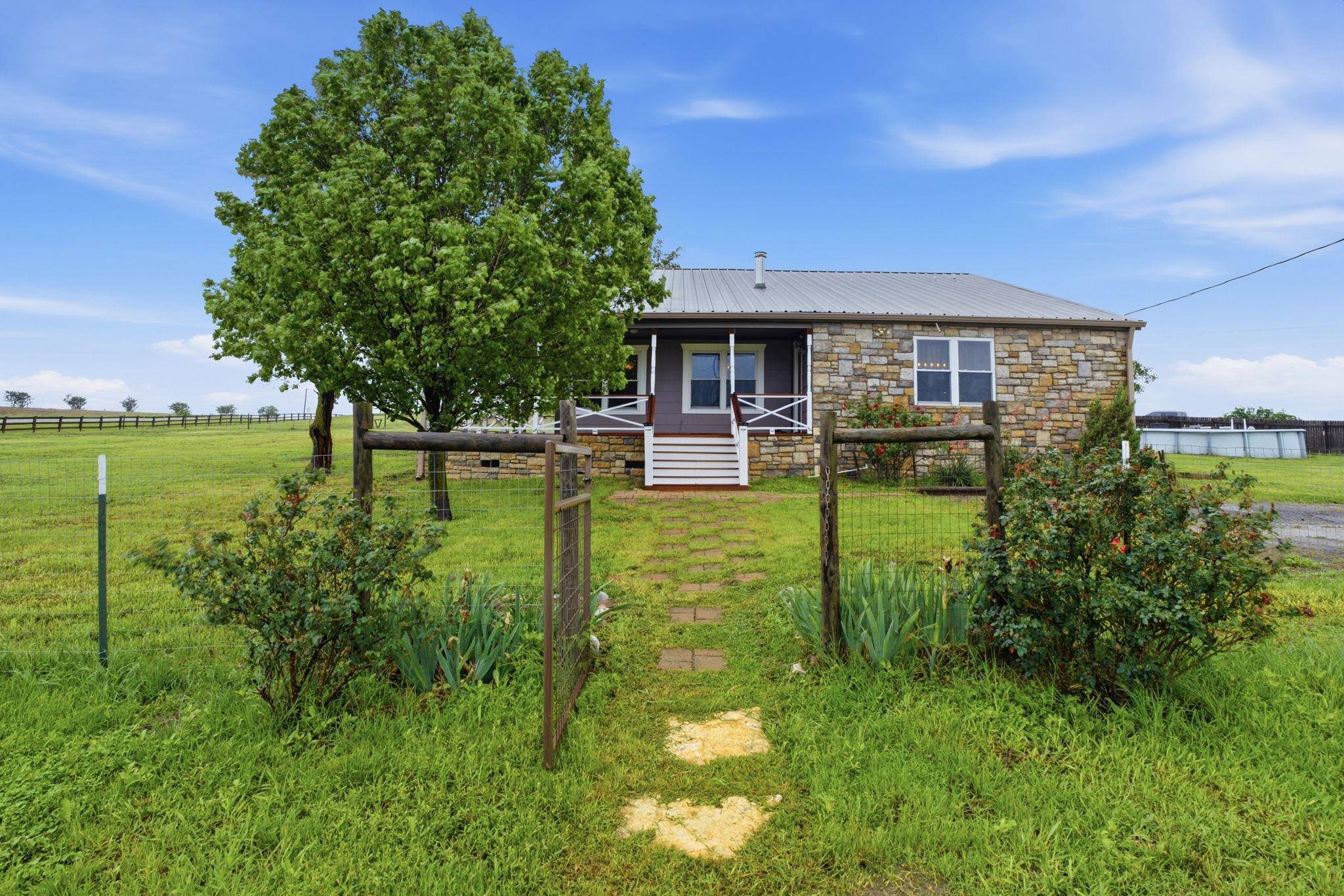 1000 County Road 458, Coupland, TX 78615