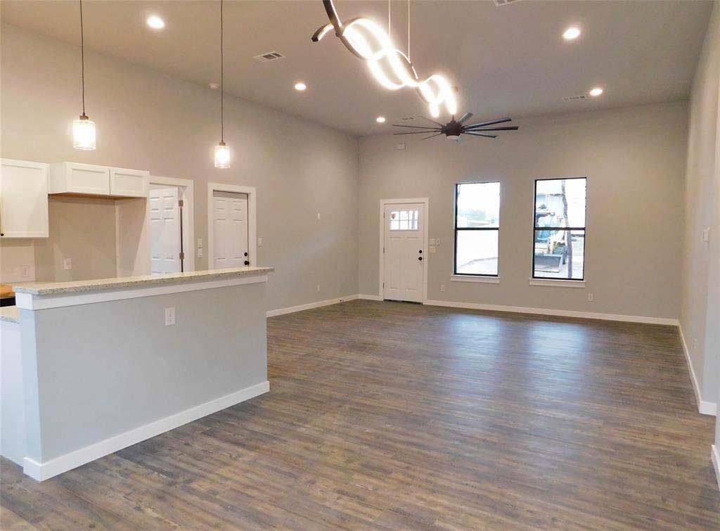 207 Laurel LN, Spicewood, TX 78669