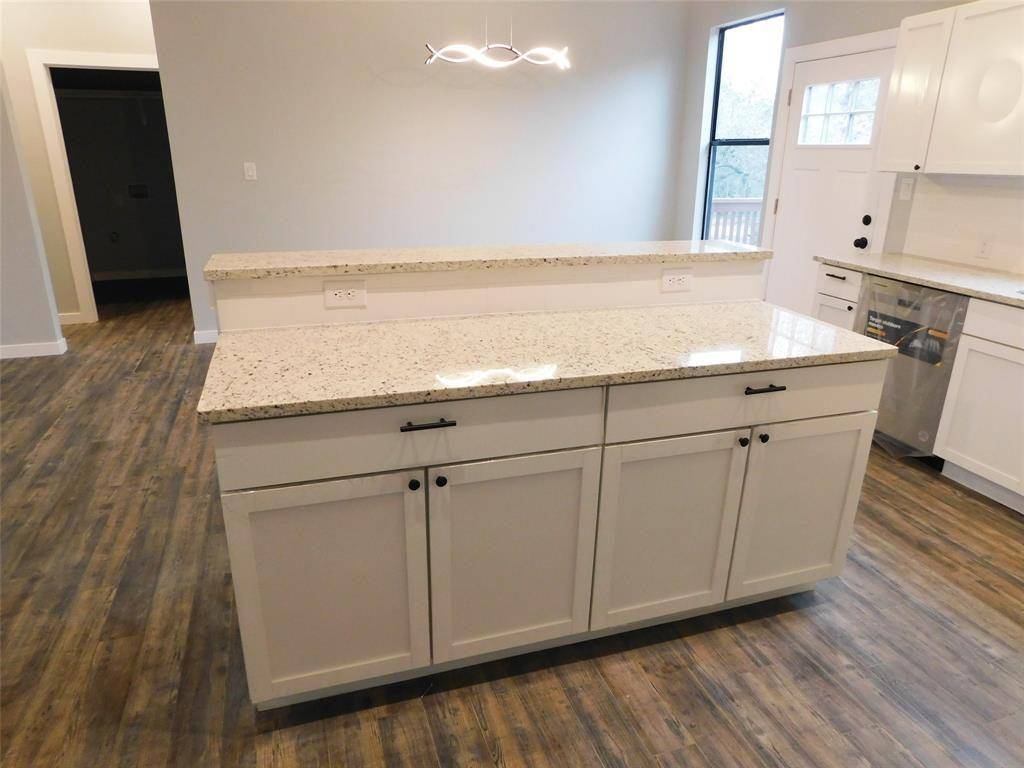 207 Laurel LN, Spicewood, TX 78669