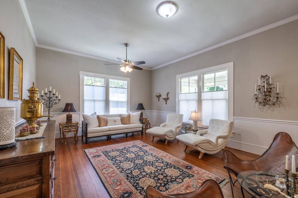 114 N College ST, Gonzales, TX 78629